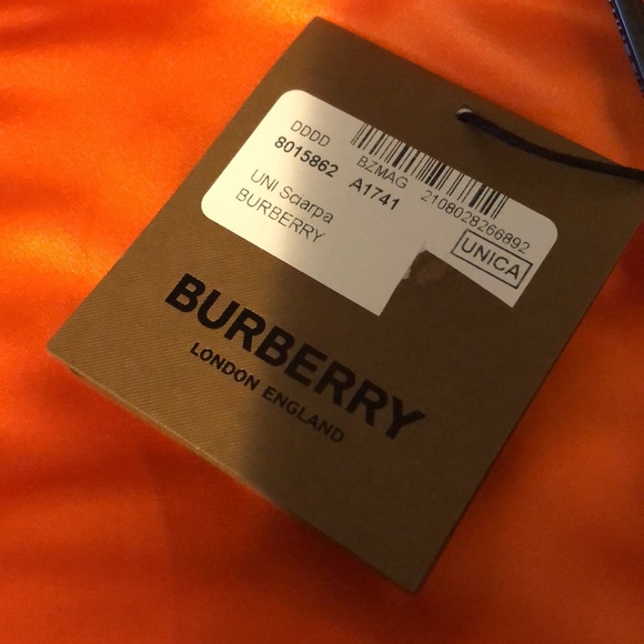 sale .Authentic new Burberry Logo silk scarf - Picture 9 of 15